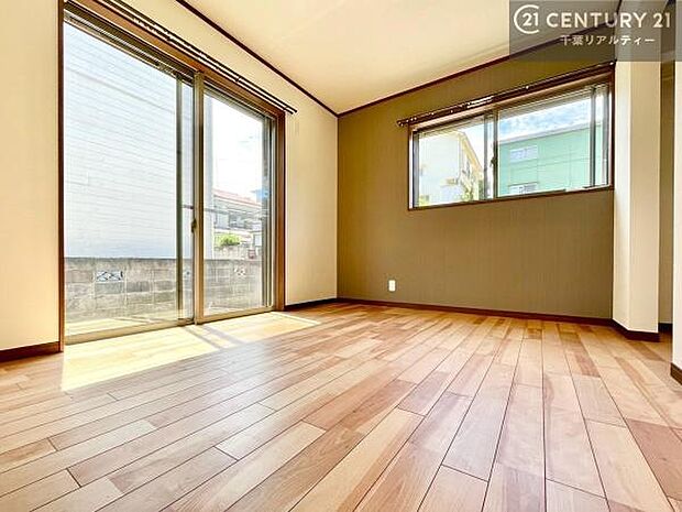 優しい光が差し込む洋室は、朝の目覚めも気持ちが良さそうですね。おうち時間もゆったりと過ごすことができます。優しい色合いのフローリングがどんな家具にもマッチします!