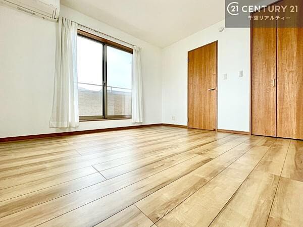 バルコニーに面した洋室は、たっぷりの陽光が差し込む明るい空間。一日の疲れをゆっくりと癒す主寝室としておすすめです。朝は心地よい光に包まれながら気持ちよく目覚められます。