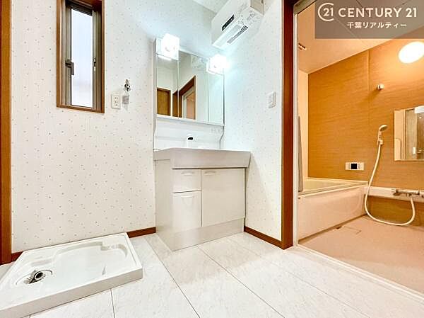 小窓付きの明るい洗面室です！湿気もすぐに入れ替えができて清潔に保つことができます！自然光が差し込むのでお化粧の仕上がりも良くなりますね！