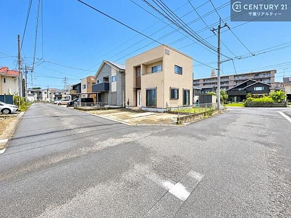 角地ならではの開放的な立地が魅力。周囲に圧迫感が少なく、のびのびとした暮らしを叶えます。