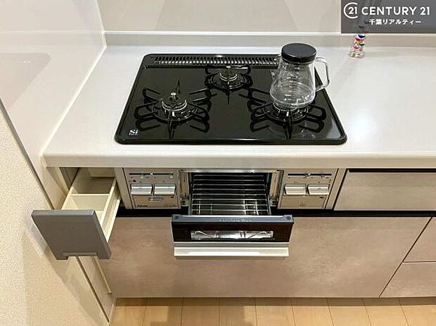 コンロは三口あるのでお料理の同時進行ができます。もちろんグリル付きです。調理スペースも広々している為作業がしやすい!使い勝手が良いシステムキッチンです!(施工例)