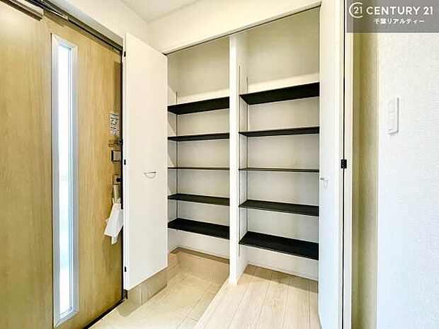 玄関収納が充実しているので、玄関周りがスッキリ片付き来客時にも靴の置き場に困りません！