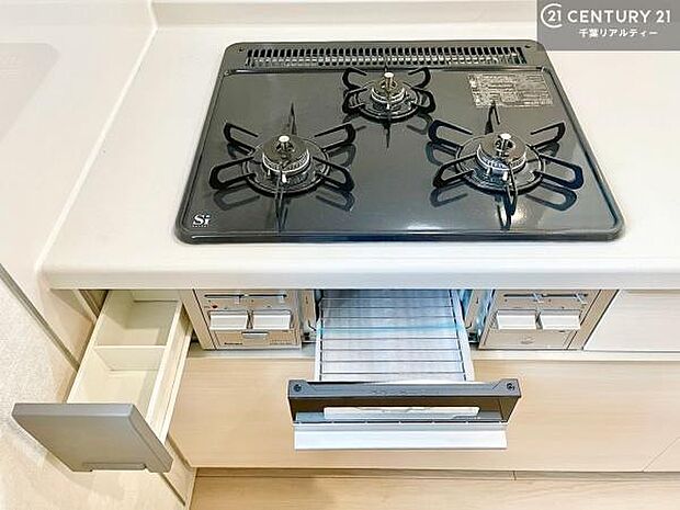 コンロは三口あるのでお料理の同時進行ができます。もちろんグリル付きです。調理スペースも広々している為作業がしやすい！使い勝手が良いシステムキッチンです！