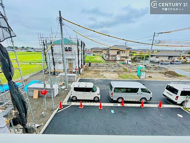 落ち着きある住宅街です！周囲には高い建物がなく、空が広く開放感があり、陽当たりを大きく遮られることもありません！気持ちの良い風が通り抜ける街並みです！