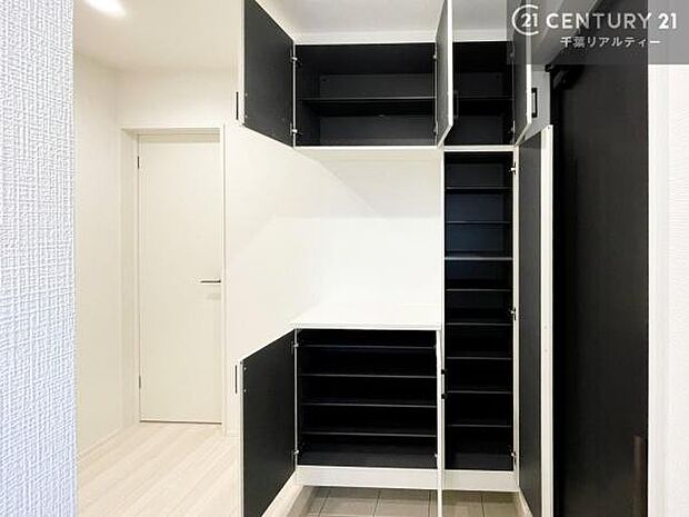 玄関収納が充実しているので、玄関周りがスッキリ片付き来客時に靴の置き場に困りません!