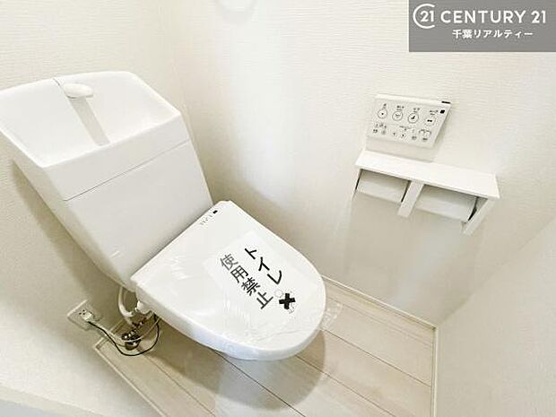 温水洗浄便座につき、冬場は便座が暖かくできるので冷たい便座に座らずに済む嬉しい仕様です!シンプルなカラーを基調としているので、お手入れがしやすいです。