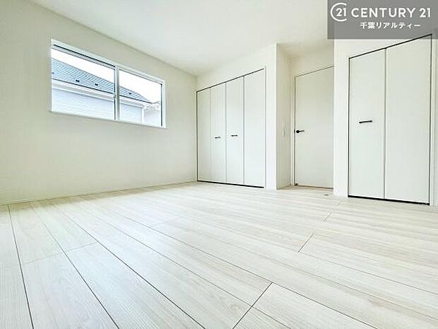 優しい光が差し込む洋室は、朝の目覚めも気持ちが良さそうですね。おうち時間もゆったりと過ごすことができます。優しい色合いのフローリングがどんな家具にもマッチします!