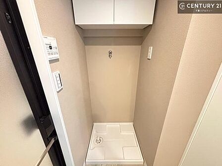 室内洗濯置き場!音も気にせず安心して洗濯物が回せますね!洗面所の収納スペースも充実しています!洗剤のストックやタオル置き場にも対応!
