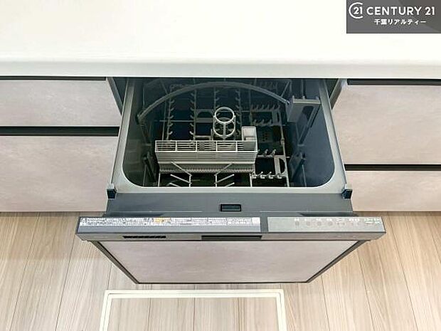 食洗機付きのキッチンです!忙しい時や手荒れ防止として大変活躍する便利な仕様です!ビルトインなのでキッチンの場所を取らず調理スペースを広く使うことが出来ます!