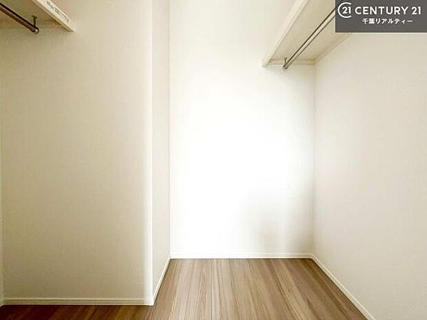 ウォークインクローゼット付きです。たくさんのお洋服などを収納しておけそうですね!他にも扇風機や加湿器など季節物の大きな家電も収納できます!