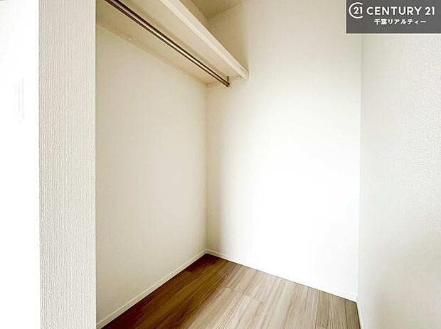 ウォークインクローゼットを2部屋に完備!たくさんのお洋服などを収納しておけそうですね!他にも扇風機や加湿器など季節物の大きな家電も収納できます!