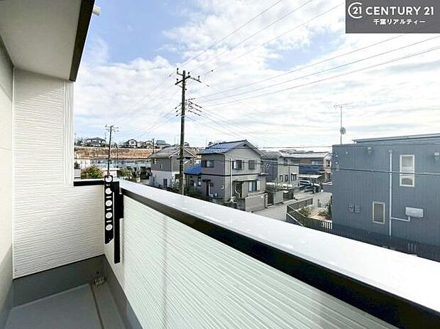 晴れた日には青い空を見渡せる開放的な時間を楽しめます。気持ちの良い風が通り抜ける街並みです!