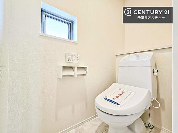 1・2階にトイレがございます!朝の忙しい時間帯も待たずにすみそうですね。白を基調とした清潔感のあるトイレでお手入れがしやすいです!