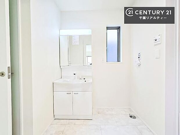 小窓付きの明るい洗面室です!湿気もすぐに入れ替えができて清潔に保つことができます!自然光が差し込むのでお化粧の仕上がりも良くなりますね!