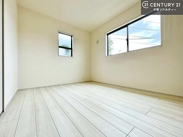 掃き出し窓がないお部屋は、お子様のお部屋としても安心です!収納スペースも充実しているので散らかったお部屋をサッと片付けられます!