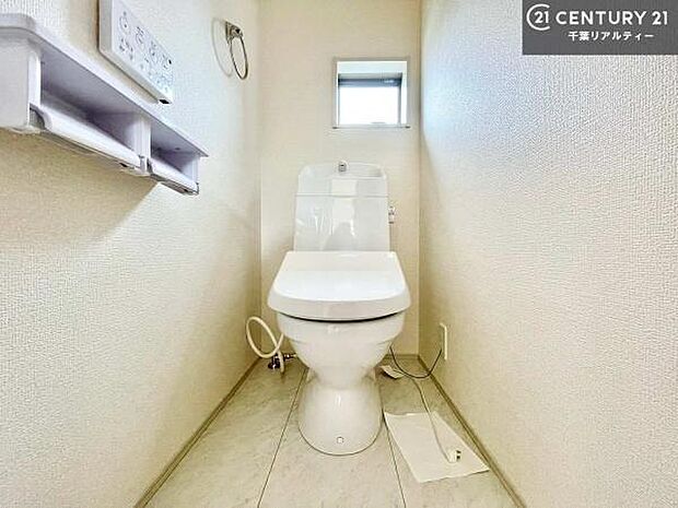1・2階にトイレがございます!朝の忙しい時間帯も待たずにすみそうですね。白を基調とした清潔感のあるトイレでお手入れがしやすいです!