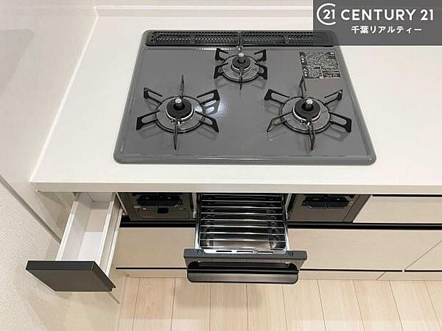 コンロは三口あるのでお料理の同時進行ができます。もちろんグリル付きです。調理スペースも広々している為作業がしやすい!使い勝手が良いシステムキッチンです!