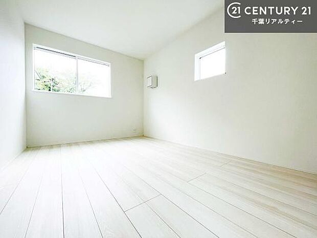 掃き出し窓がないお部屋は、お子様のお部屋としても安心です!収納スペースも充実しているので散らかったお部屋をサッと片付けられます!