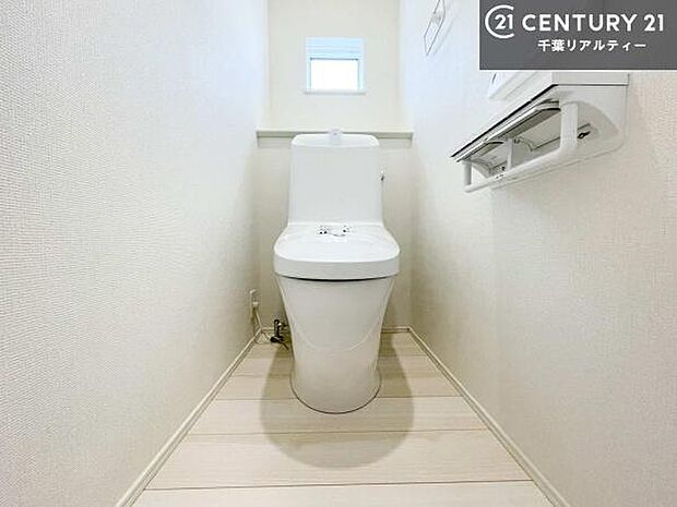 1・2階にトイレがございます!朝の忙しい時間帯も待たずにすみそうですね。白を基調とした清潔感のあるトイレでお手入れがしやすいです!