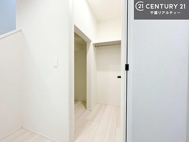 ファミリークロークを備えた住まいは、収納力と快適さを兼ね備えた贅沢な空間設計。衣類やバッグ、季節物までひとまとめにでき、日々の整理整頓がぐっとスマートに!