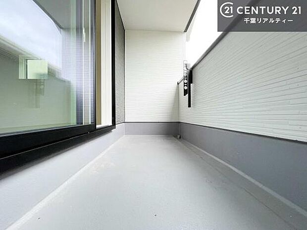 ルーフバルコニー!屋根が付いているので、急に雨が降っても濡れにくく安心!強い日差しもカットしてくれるので、お天気の良い日は、お外へ出て深呼吸するのもよさそうです!