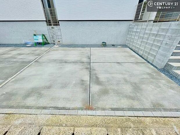 駐車スペースは2台分あります!セカンドカーはもちろん、バイクや自転車なども置き場所に困りません。