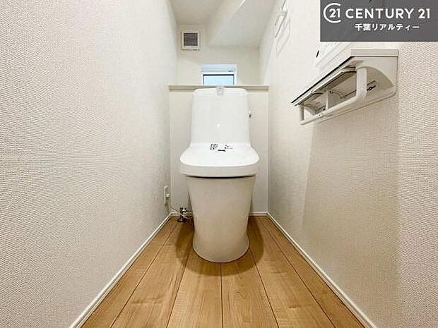 1・2階にトイレがございます!朝の忙しい時間帯も待たずにすみそうですね。白を基調とした清潔感のあるトイレでお手入れがしやすいです!