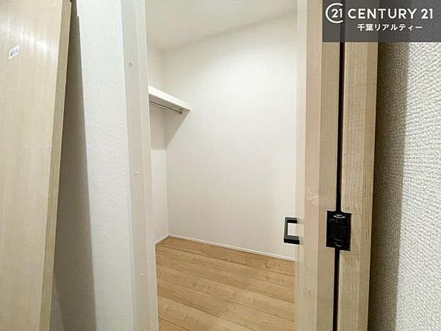 ファミリークロークを備えた住まいは、収納力と快適さを兼ね備えた贅沢な空間設計。衣類やバッグ、季節物までひとまとめにでき、日々の整理整頓がぐっとスマートに!