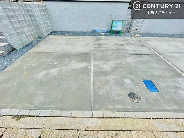 駐車スペースは2台分あります!セカンドカーはもちろん、バイクや自転車なども置き場所に困りません。