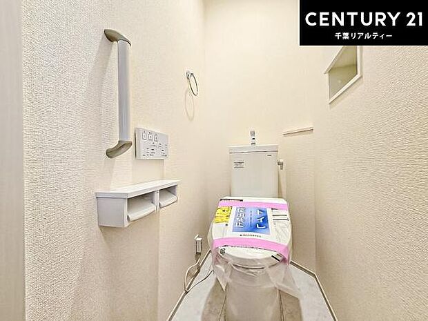 清潔感のある色味のお手洗いです！さわやかでスッキリする空間です！白を基調としているので、お手入れがしやすいトイレです！