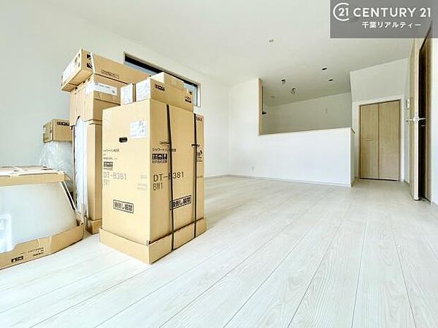 優しい陽だまりがリビングを包んでくれて居心地の良い空間を演出してくれます!くつろぎの時間を過ごせます!