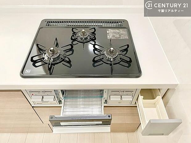 コンロは三口あるのでお料理の同時進行ができます。もちろんグリル付きです。調理スペースも広々している為作業がしやすい!使い勝手が良いシステムキッチンです!
