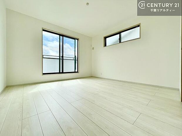 バルコニーに面した洋室は、たっぷりの陽光が差し込む明るい空間。一日の疲れをゆっくりと癒す主寝室としておすすめです。朝は心地よい光に包まれながら気持ちよく目覚められます。
