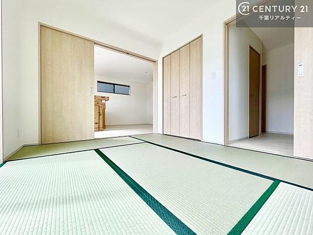 リビングと隣接している和室です!客間としてはもちろん、家事の休憩スペースとして使用するのもいいですね!