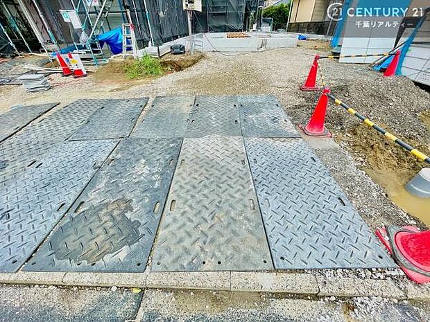 駐車スペースは2台分あります!セカンドカーはもちろん、バイクや自転車なども置き場所に困りません。