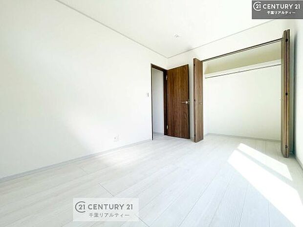 シンプルにデザインされているため、家具を選びません!お気に入りの家具を置いてくつろげる空間を作ることができます。(施工例)