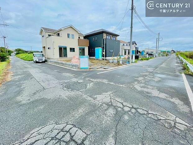 角地ならではの開放的な立地が魅力。周囲に圧迫感が少なく、のびのびとした暮らしを叶えます。