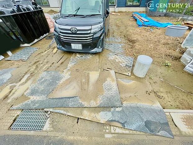 駐車スペースは3台分あります!セカンドカーはもちろん、バイクや自転車なども置き場所に困りません。(車種による)詳しい詳細は、お気軽に弊社までお問い合わせください。