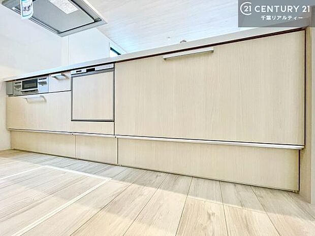 大人気の対面式システムキッチンを採用しています!ご家族のコミュニケーションが自然と増える設計です。お子様にも目が届くので嬉しいですね!広々使えて快適で作業が進みます。