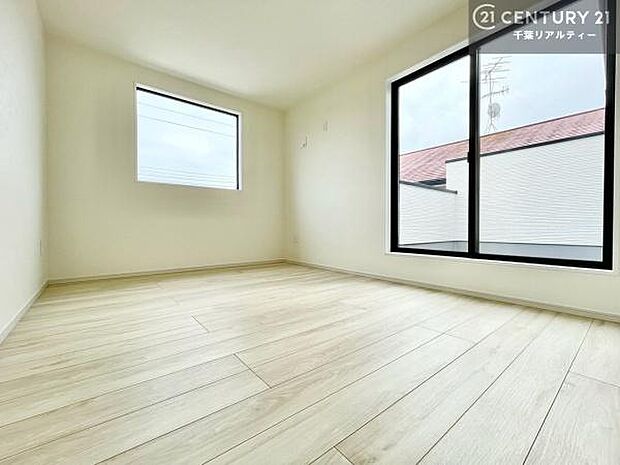 バルコニーに面した洋室は、たっぷりの陽光が差し込む明るい空間。一日の疲れをゆっくりと癒す主寝室としておすすめです。朝は心地よい光に包まれながら気持ちよく目覚められます。