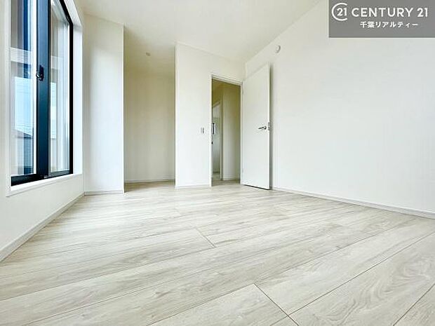 優しい光が差し込む洋室は、朝の目覚めも気持ちが良さそうですね。おうち時間もゆったりと過ごすことができます。優しい色合いのフローリングがどんな家具にもマッチします!