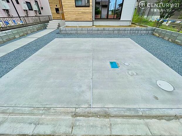 駐車スペースは3台分あります!(オプション)セカンドカーはもちろん、バイクや自転車なども置き場所に困りません。