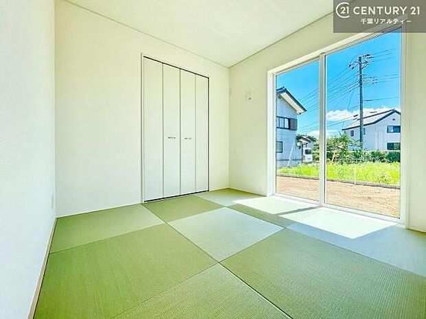 リビングと隣接している和室です!客間としてはもちろん、家事の休憩スペースとして使用するのもいいですね!