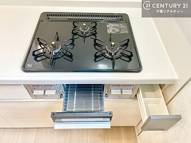 コンロは三口あるのでお料理の同時進行ができます。もちろんグリル付きです。調理スペースも広々している為作業がしやすい!使い勝手が良いシステムキッチンです!