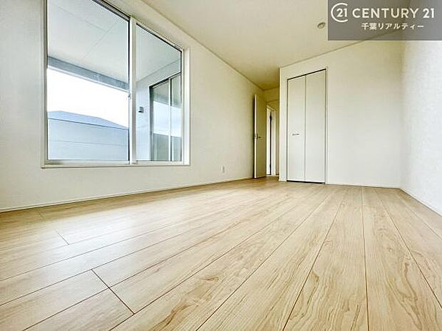 バルコニーに面した洋室は、たっぷりの陽光が差し込む明るい空間。一日の疲れをゆっくりと癒す主寝室としておすすめです。朝は心地よい光に包まれながら気持ちよく目覚められます。