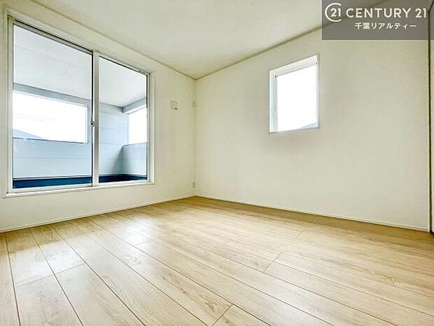 バルコニーと面したお部屋は、お勉強や作業の合間に外の空気を吸いにリフレッシュができます!