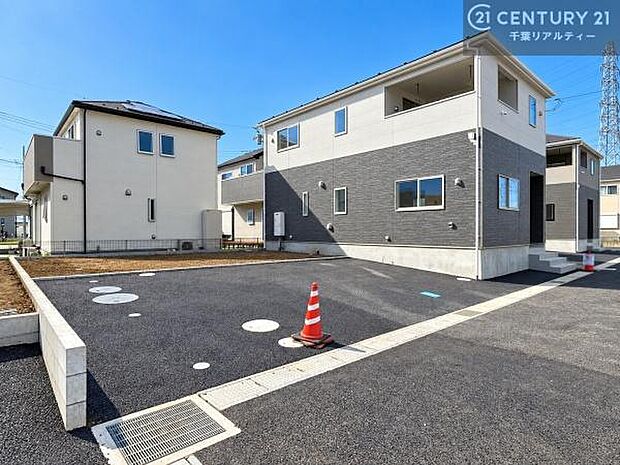 カースペースは並列で2台駐車可能なゆとりある設計。お車同士の入れ替えが不要なため、毎日の通勤やお出かけもスムーズに行えます。
