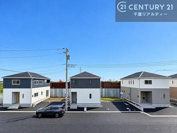 落ち着きある住宅街です!周囲には高い建物がなく、空が広く開放感があり、陽当たりを大きく遮られることもありません!気持ちの良い風が通り抜ける街並みです!