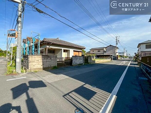 明るく開放的な角地でちょっと贅沢なお住まいをしませんか。陽当り通風良好で気持ちよくお住まいいただけます。
