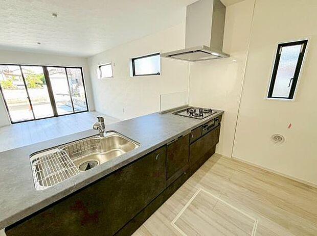 建築途中だからこそ分かる構造のしっかりさ。完成後は理想の住まいとしてお迎えします。これから仕上がる内装にも注目!新生活が楽しみになる住まいです。